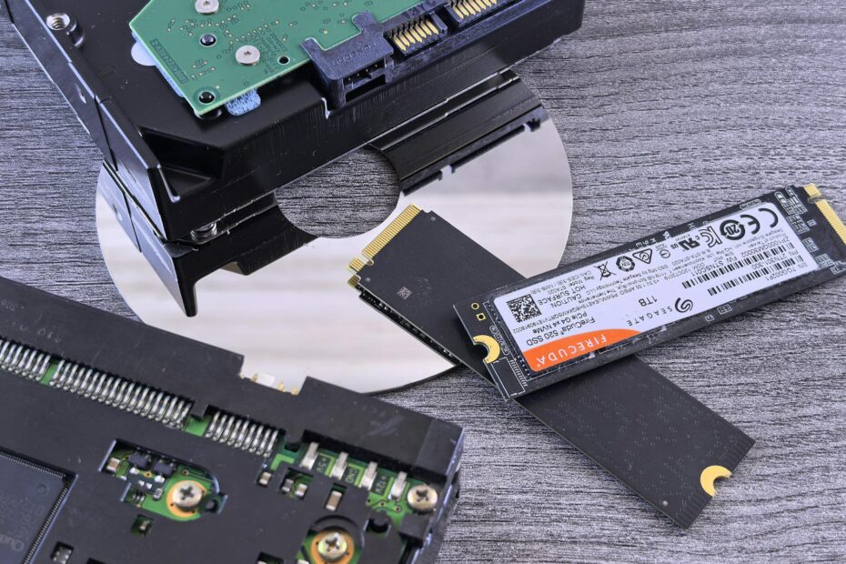 Contrasting data storage technologies: NVMe SSD, HDD, and CD.