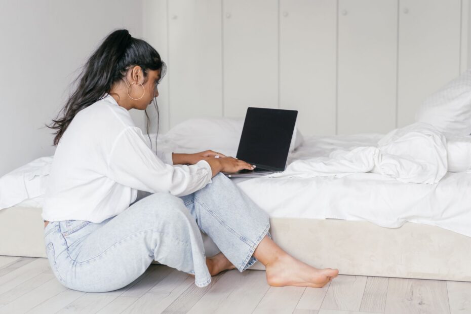 Χρήστρια με laptop στο σπίτι – ρυθμίσεις Windows Backup σε νέο PC